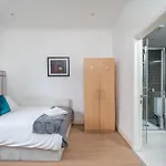 Space And Comfort, 5 Mins Walk To Tube Station, Shops Plus Easy Access To London Excel, O2 Arena And City Airport, Free Parking