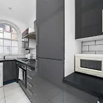 Space And Comfort, 5 Mins Walk To Tube Station, Shops Plus Easy Access To London Excel, O2 Arena And City Airport, Free Parking
