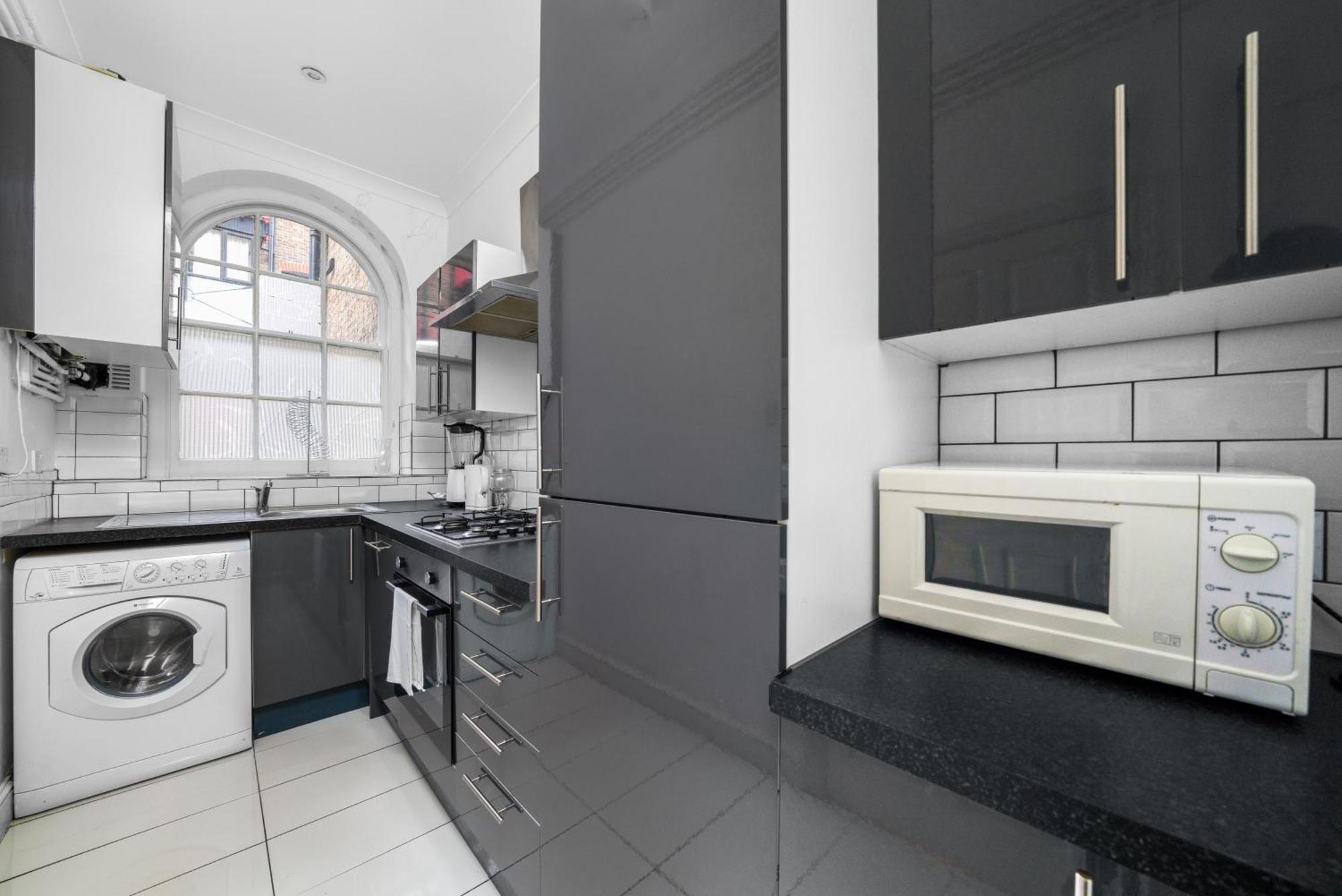 Apartment Space And Comfort, 5 Mins Walk To Tube Station, Shops Easy Access To Excel, O2 Arena And Airport, Free Parking *