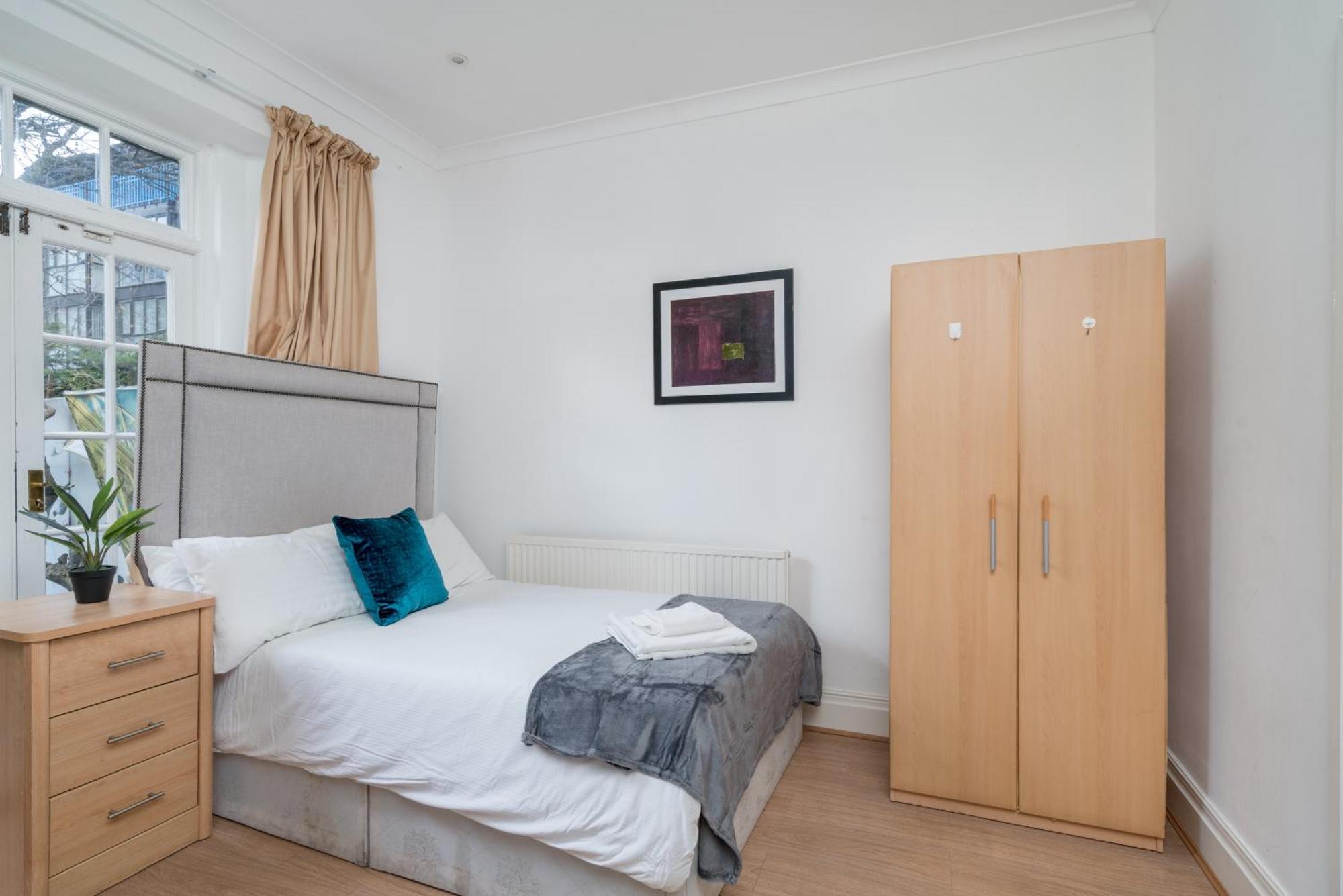 Space And Comfort, 5 Mins Walk To Tube Station, Shops Easy Access To Excel, O2 Arena And Airport, Free Parking *