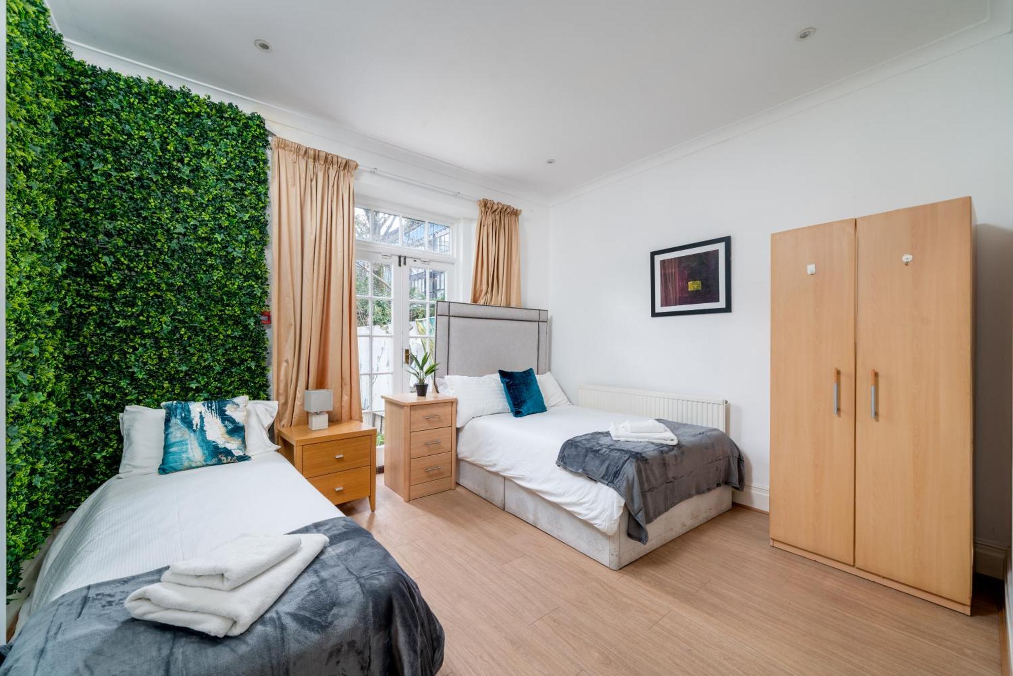 Space And Comfort, 5 Mins Walk To Tube Station, Shops Easy Access To Excel, O2 Arena And Airport, Free Parking London