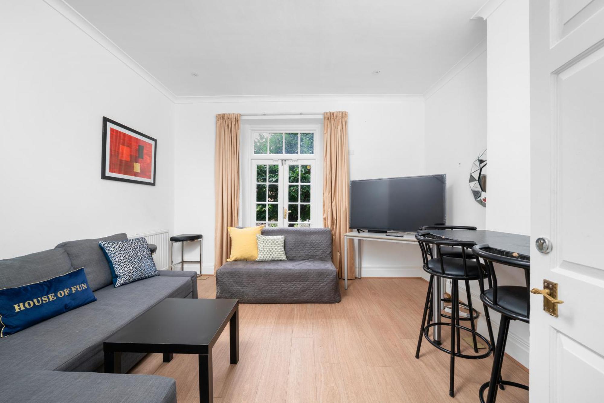 Space And Comfort, 5 Mins Walk To Tube Station, Shops Easy Access To Excel, O2 Arena And Airport, Free Parking London
