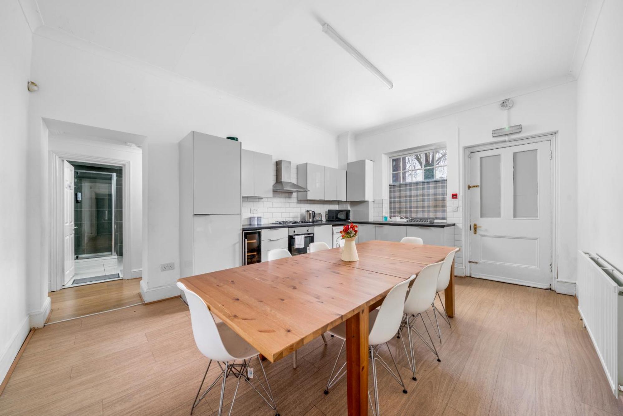 Apartment Space And Comfort, 5 Mins Walk To Tube Station, Shops Easy Access To Excel, O2 Arena And Airport, Free Parking *