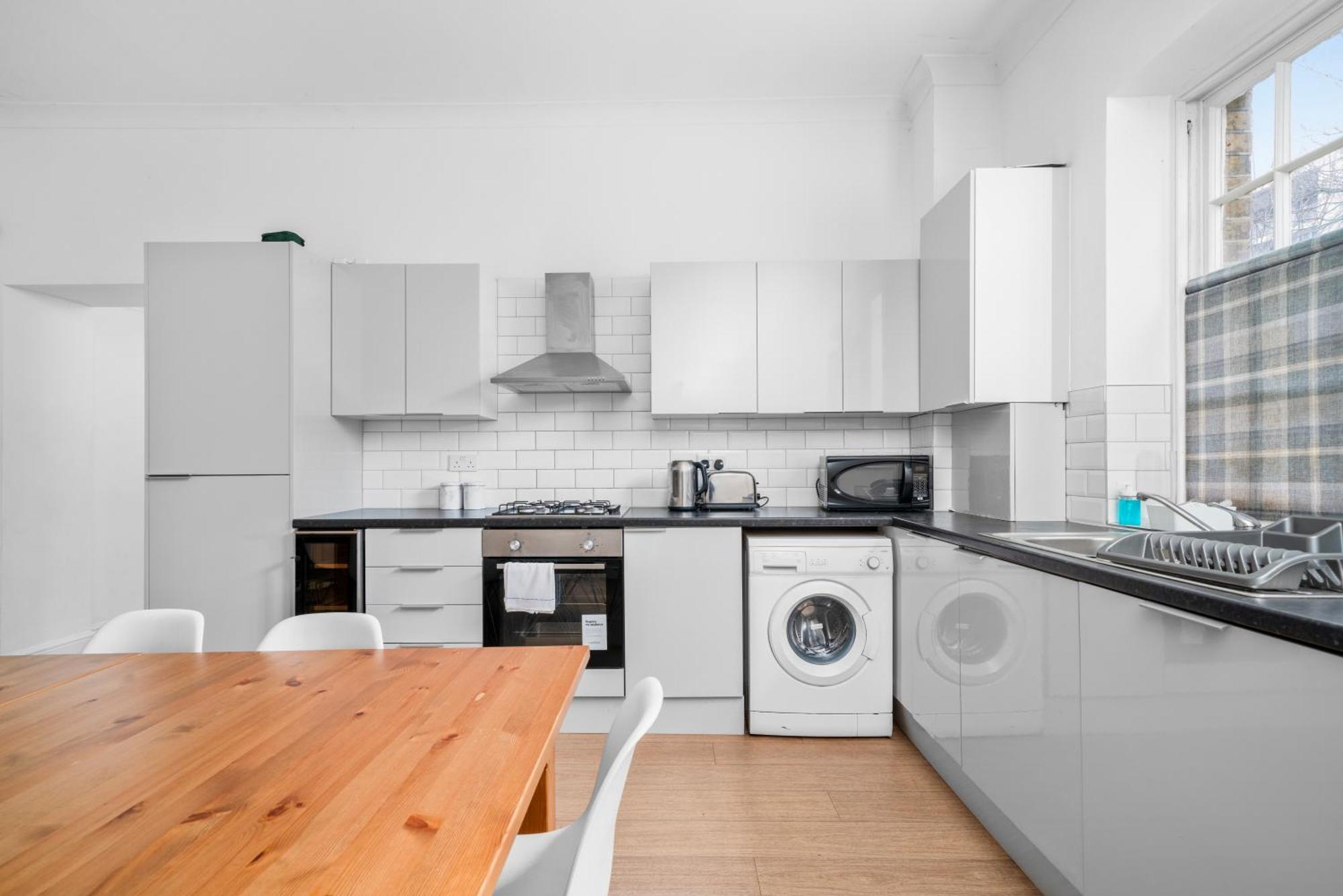 Space And Comfort, 5 Mins Walk To Tube Station, Shops Easy Access To Excel, O2 Arena And Airport, Free Parking *