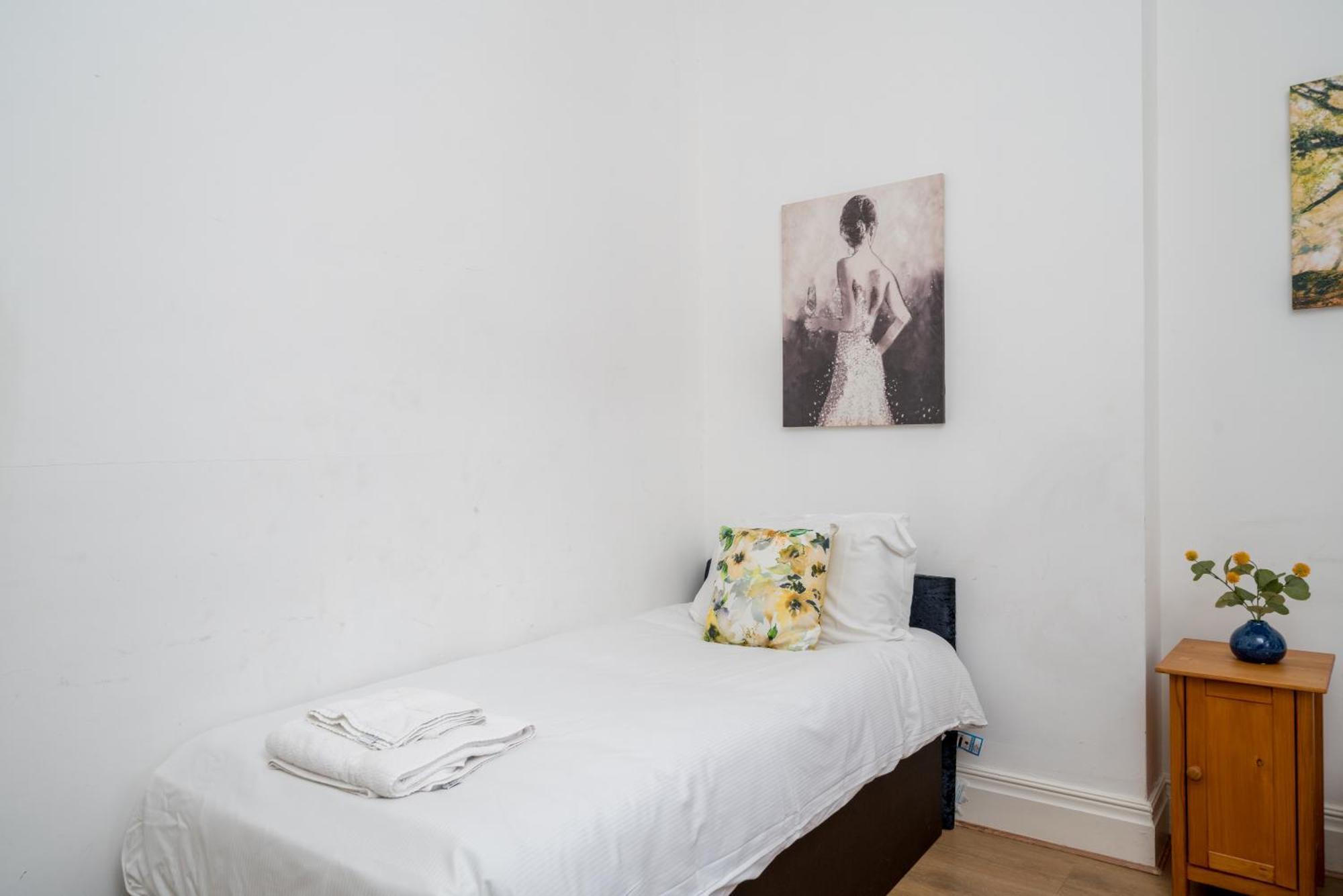 Space And Comfort, 5 Mins Walk To Tube Station, Shops Easy Access To Excel, O2 Arena And Airport, Free Parking *