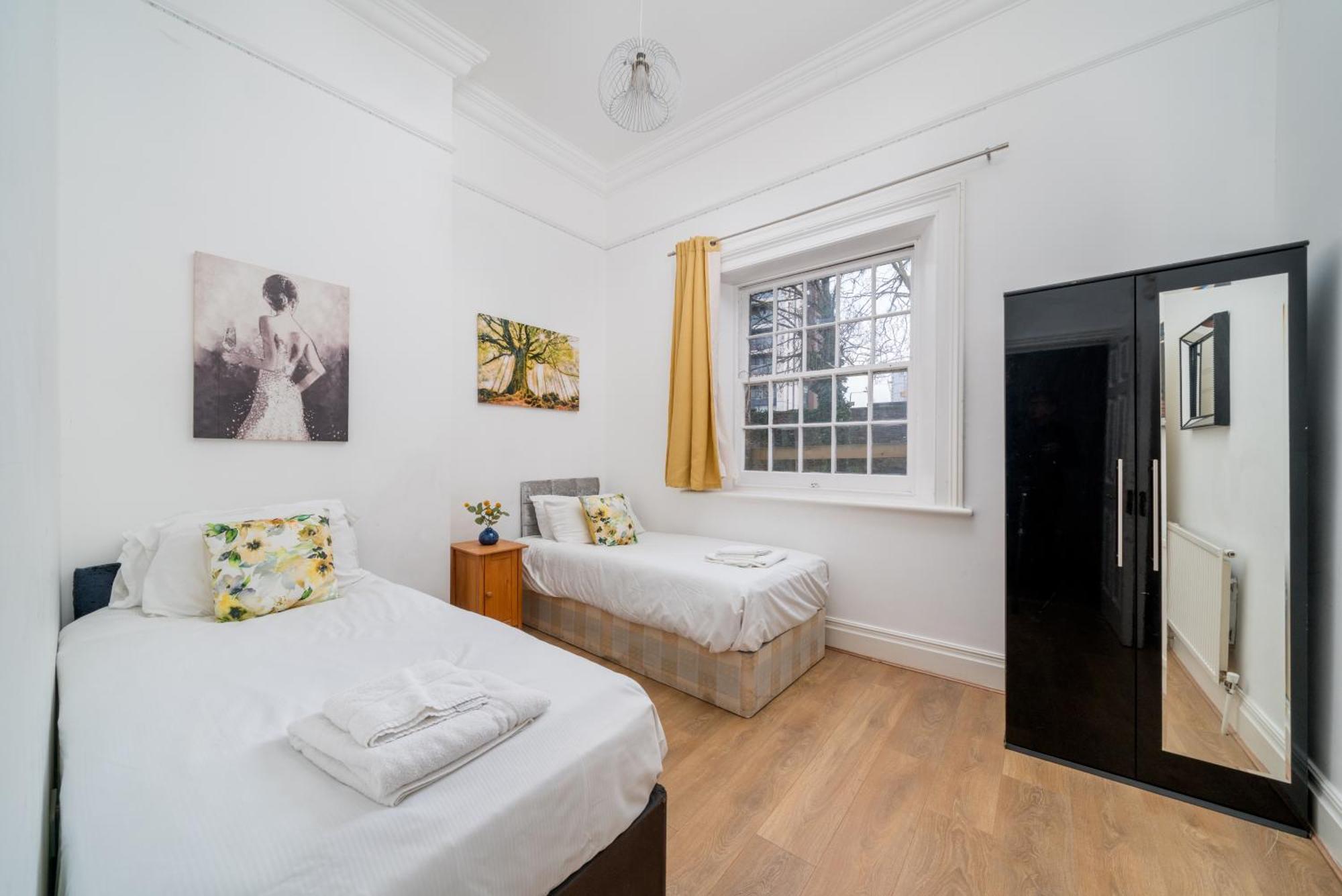 Space And Comfort, 5 Mins Walk To Tube Station, Shops Easy Access To Excel, O2 Arena And Airport, Free Parking Apartment London