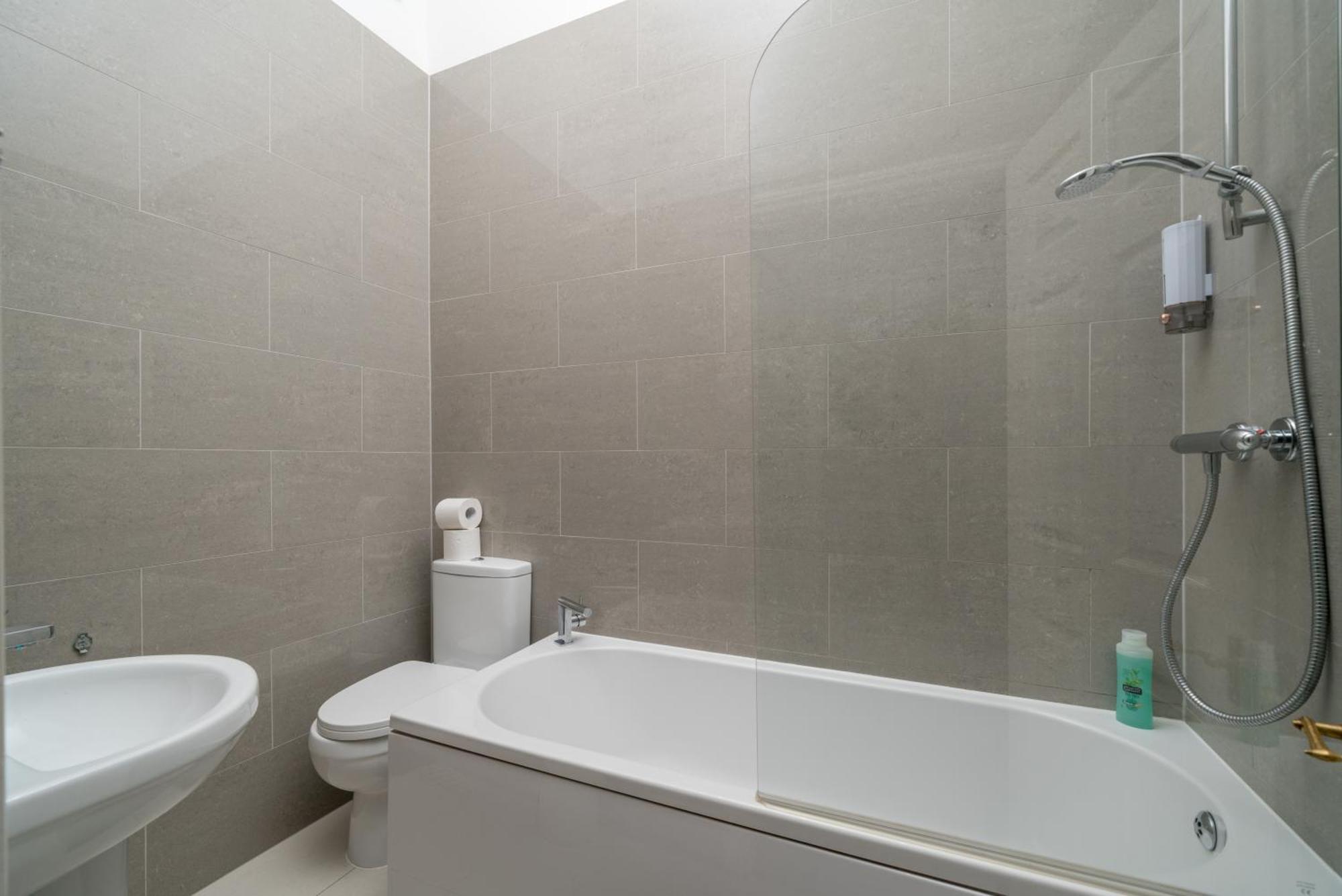 Apartment Space And Comfort, 5 Mins Walk To Tube Station, Shops Easy Access To Excel, O2 Arena And Airport, Free Parking London