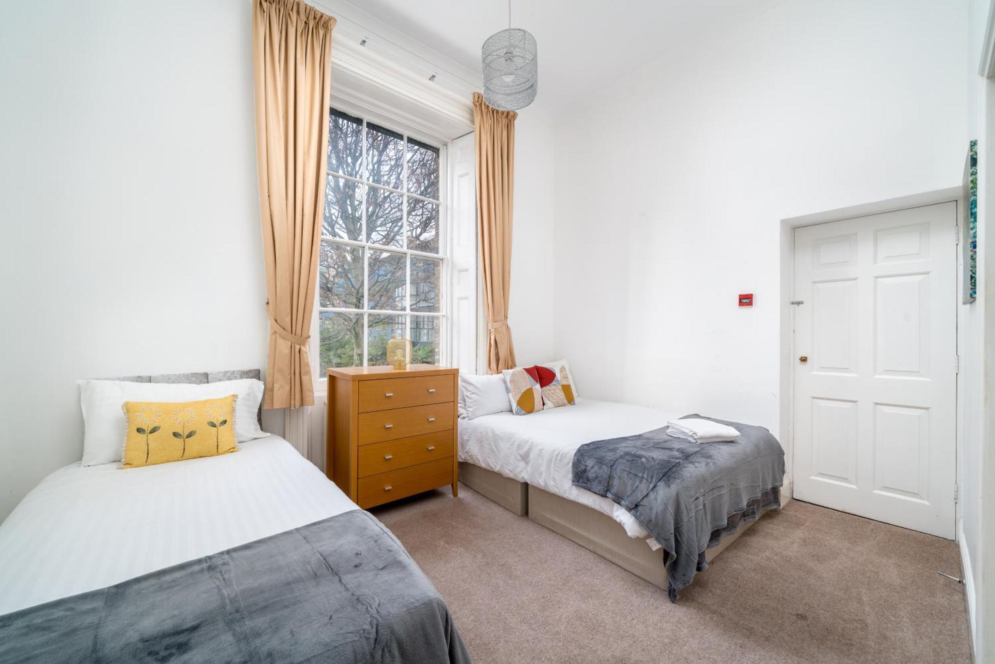Space And Comfort, 5 Mins Walk To Tube Station, Shops Easy Access To Excel, O2 Arena And Airport, Free Parking Apartment London