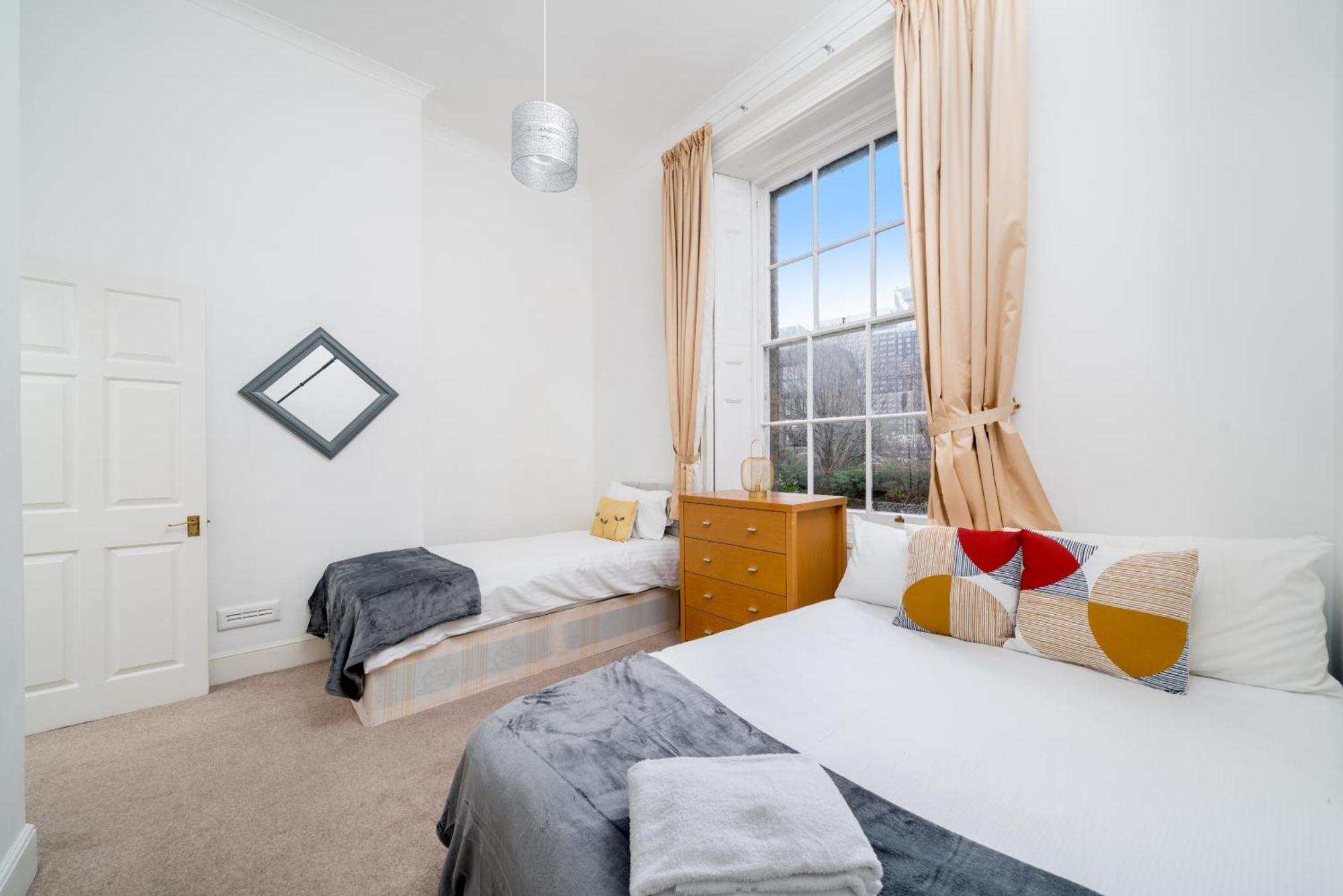 Space And Comfort, 5 Mins Walk To Tube Station, Shops Easy Access To Excel, O2 Arena And Airport, Free Parking Apartment