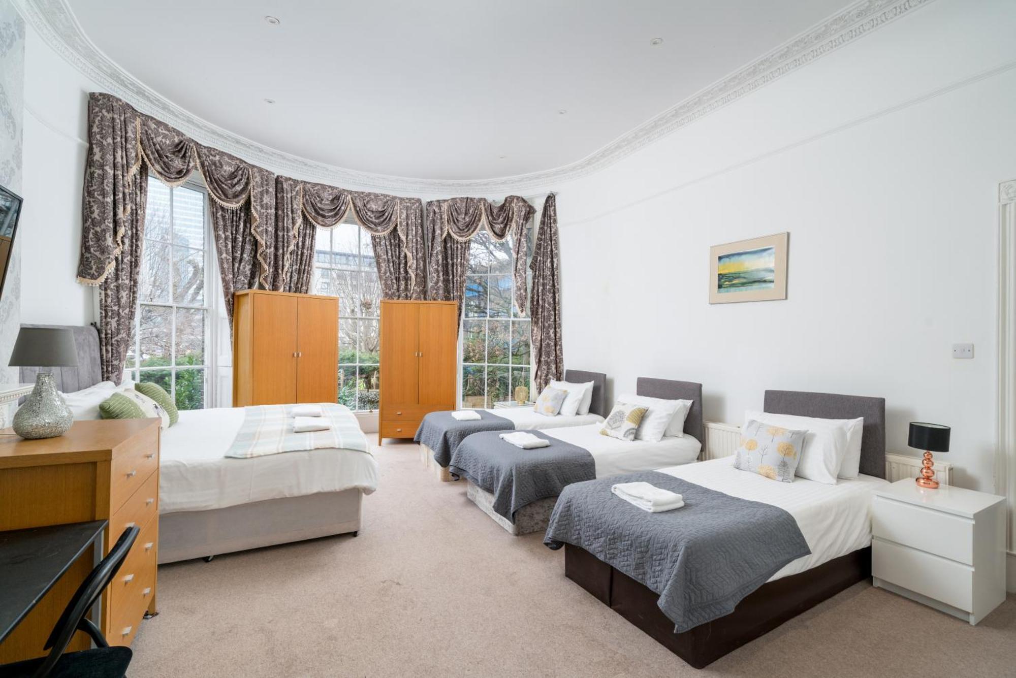Apartment Space And Comfort, 5 Mins Walk To Tube Station, Shops Easy Access To Excel, O2 Arena And Airport, Free Parking