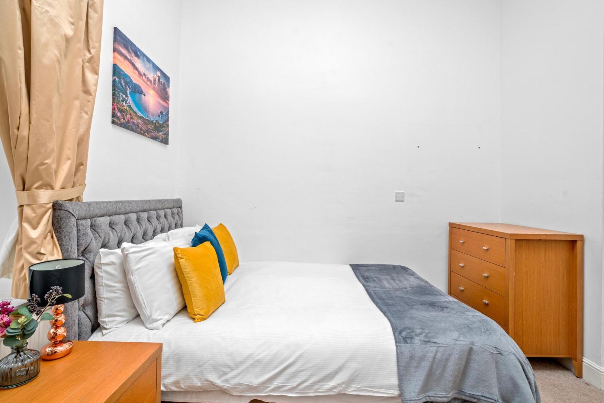 Apartment Space And Comfort, 5 Mins Walk To Tube Station, Shops Easy Access To Excel, O2 Arena And Airport, Free Parking *
