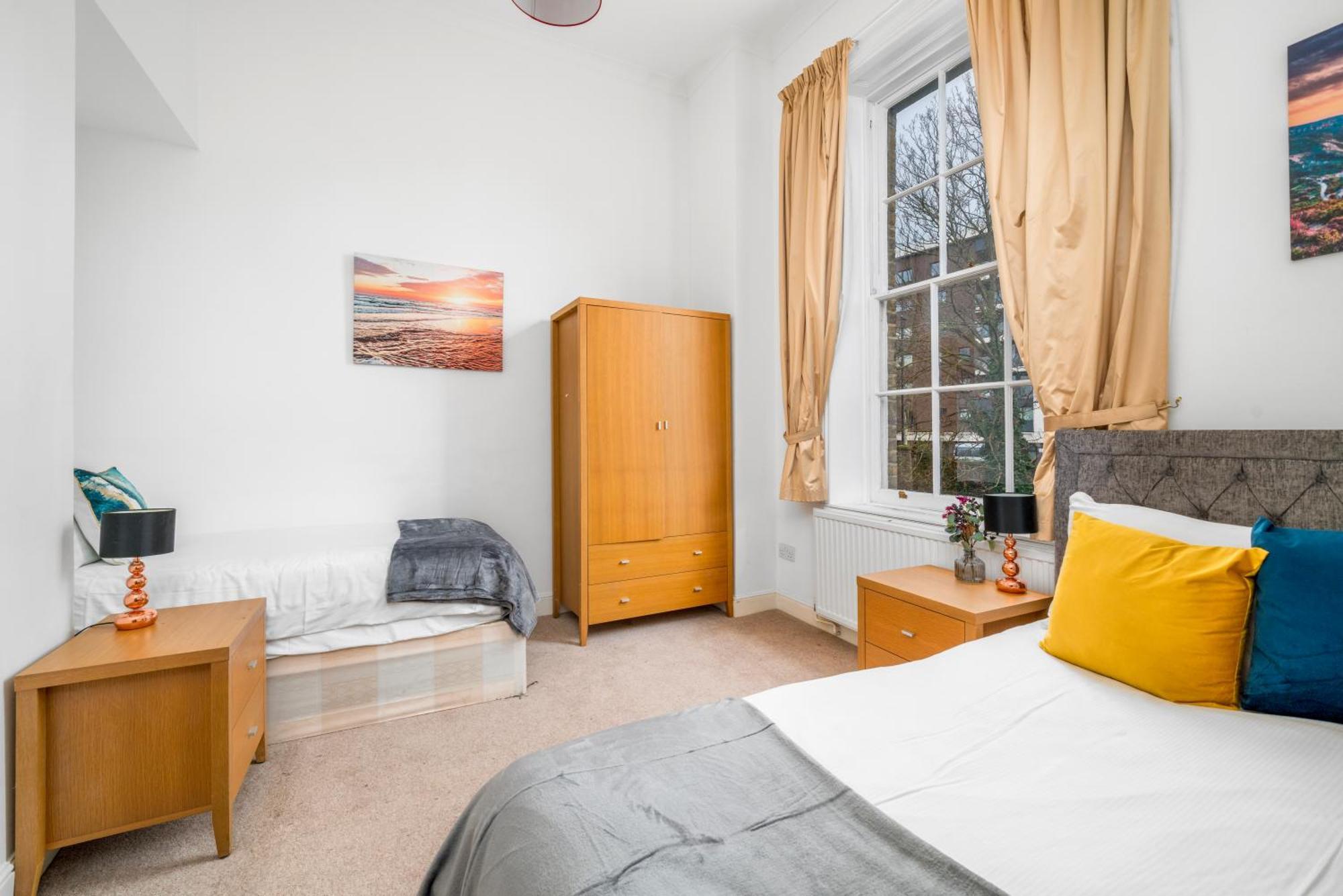 Space And Comfort, 5 Mins Walk To Tube Station, Shops Easy Access To Excel, O2 Arena And Airport, Free Parking *