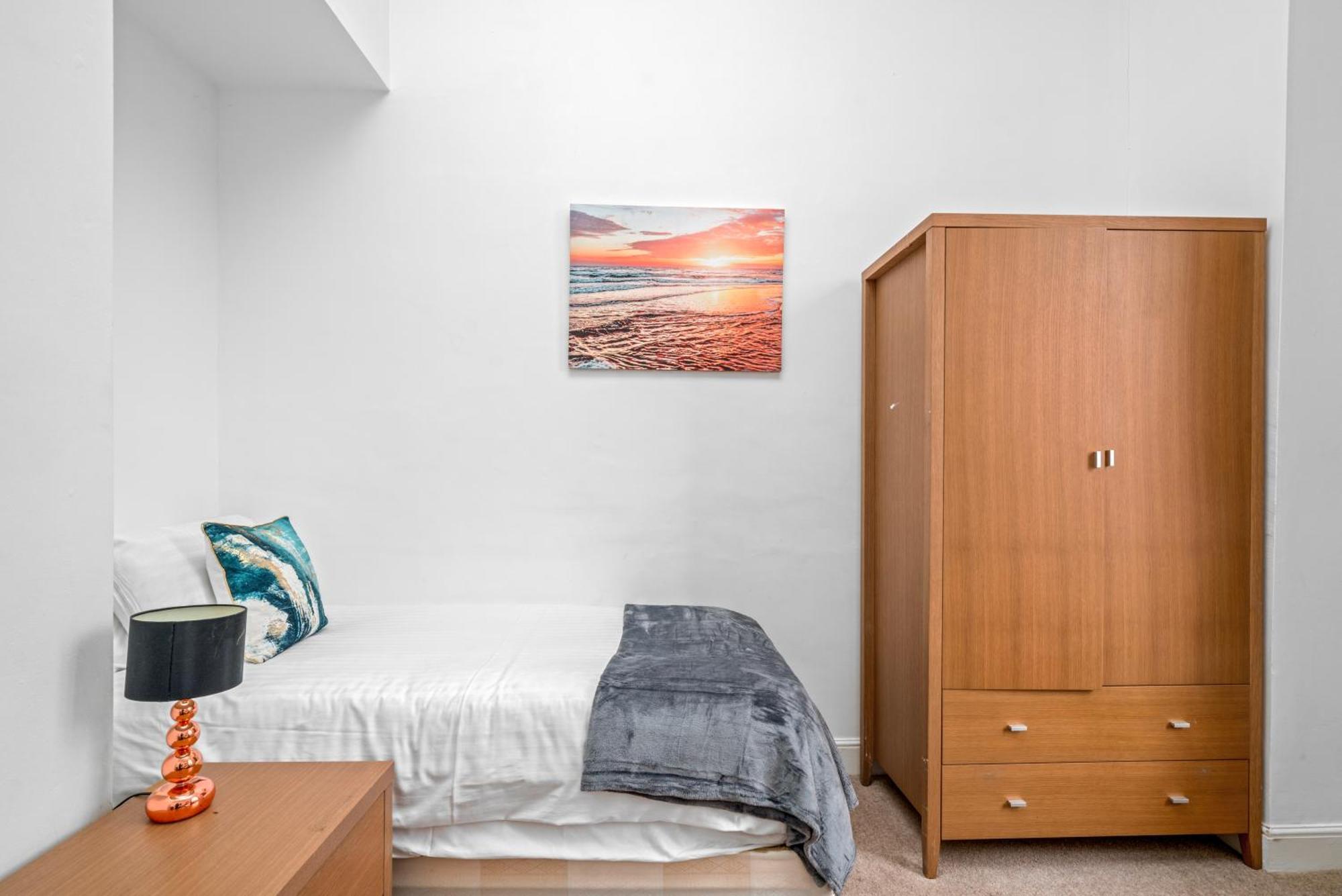 Apartment Space And Comfort, 5 Mins Walk To Tube Station, Shops Easy Access To Excel, O2 Arena And Airport, Free Parking