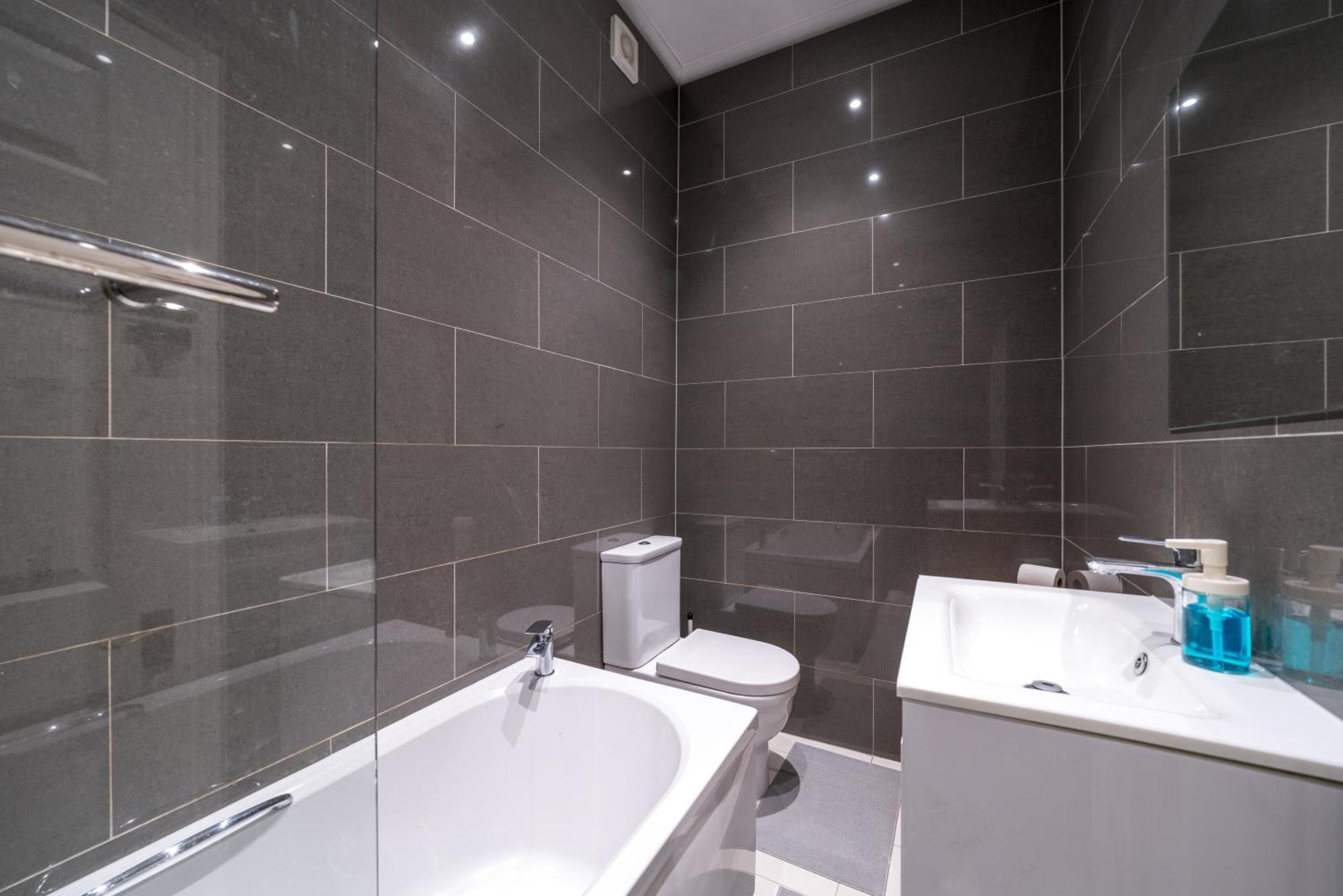 Apartment Space And Comfort, 5 Mins Walk To Tube Station, Shops Easy Access To Excel, O2 Arena And Airport, Free Parking *