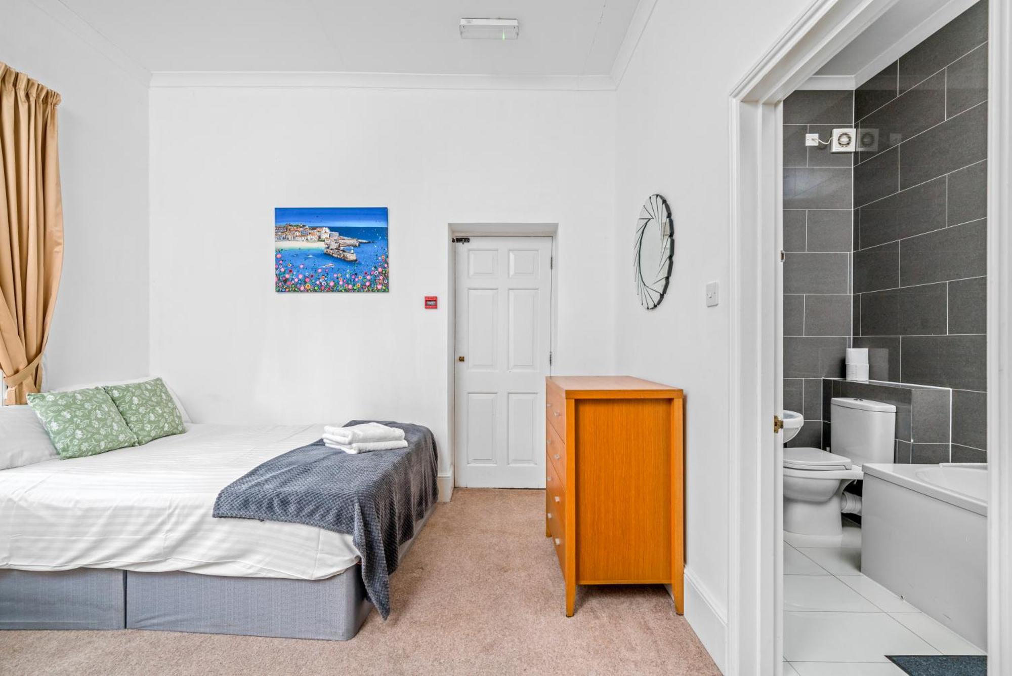 Apartment Space And Comfort, 5 Mins Walk To Tube Station, Shops Easy Access To Excel, O2 Arena And Airport, Free Parking London