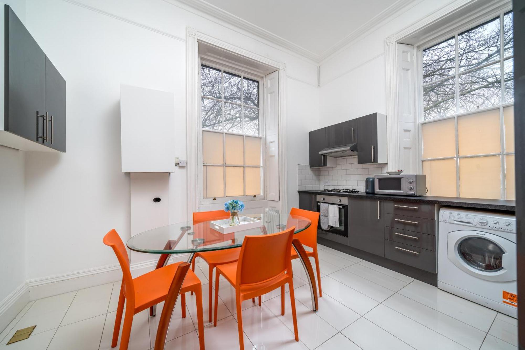 Space And Comfort, 5 Mins Walk To Tube Station, Shops Easy Access To Excel, O2 Arena And Airport, Free Parking Apartment *