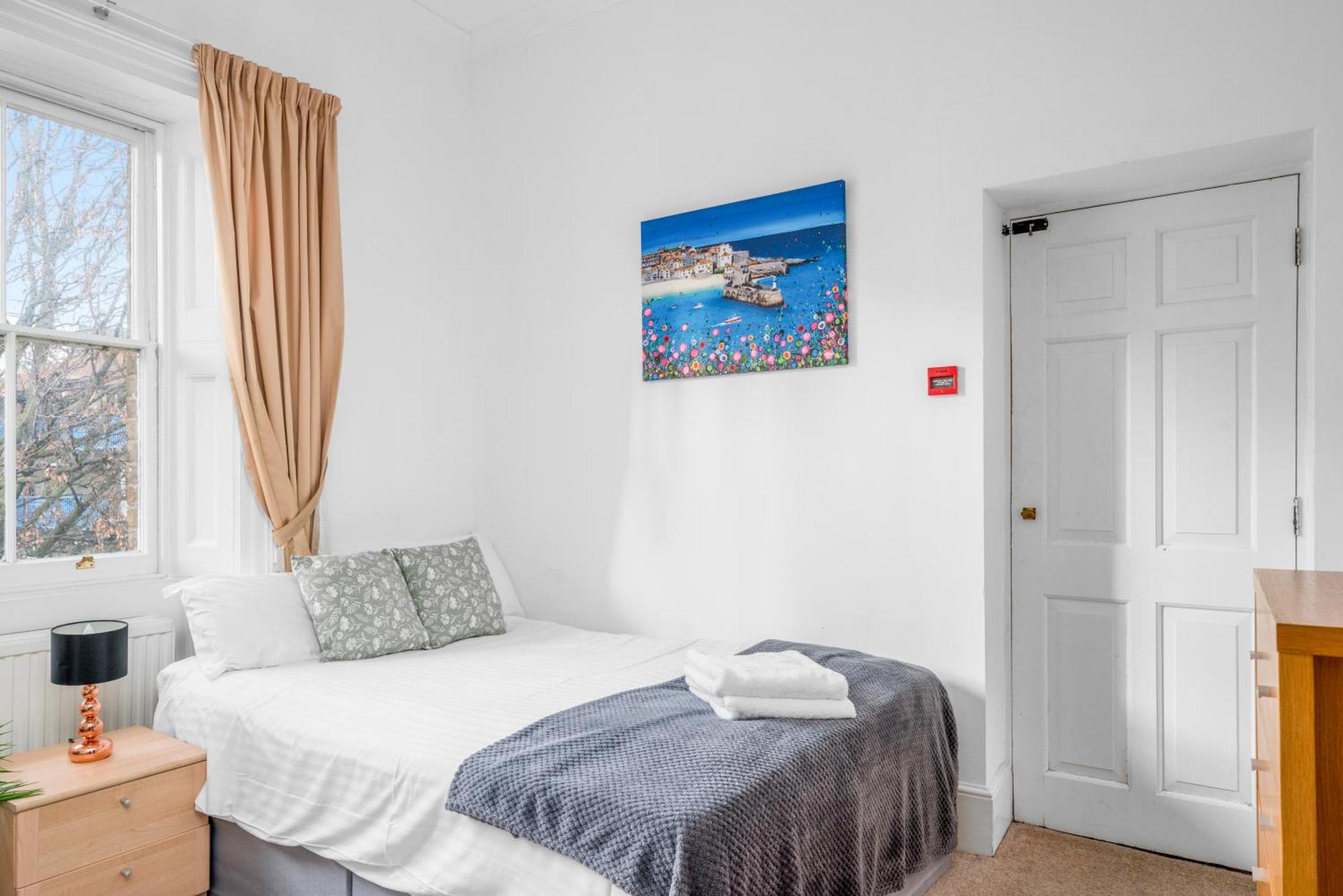 Apartment Space And Comfort, 5 Mins Walk To Tube Station, Shops Easy Access To Excel, O2 Arena And Airport, Free Parking *