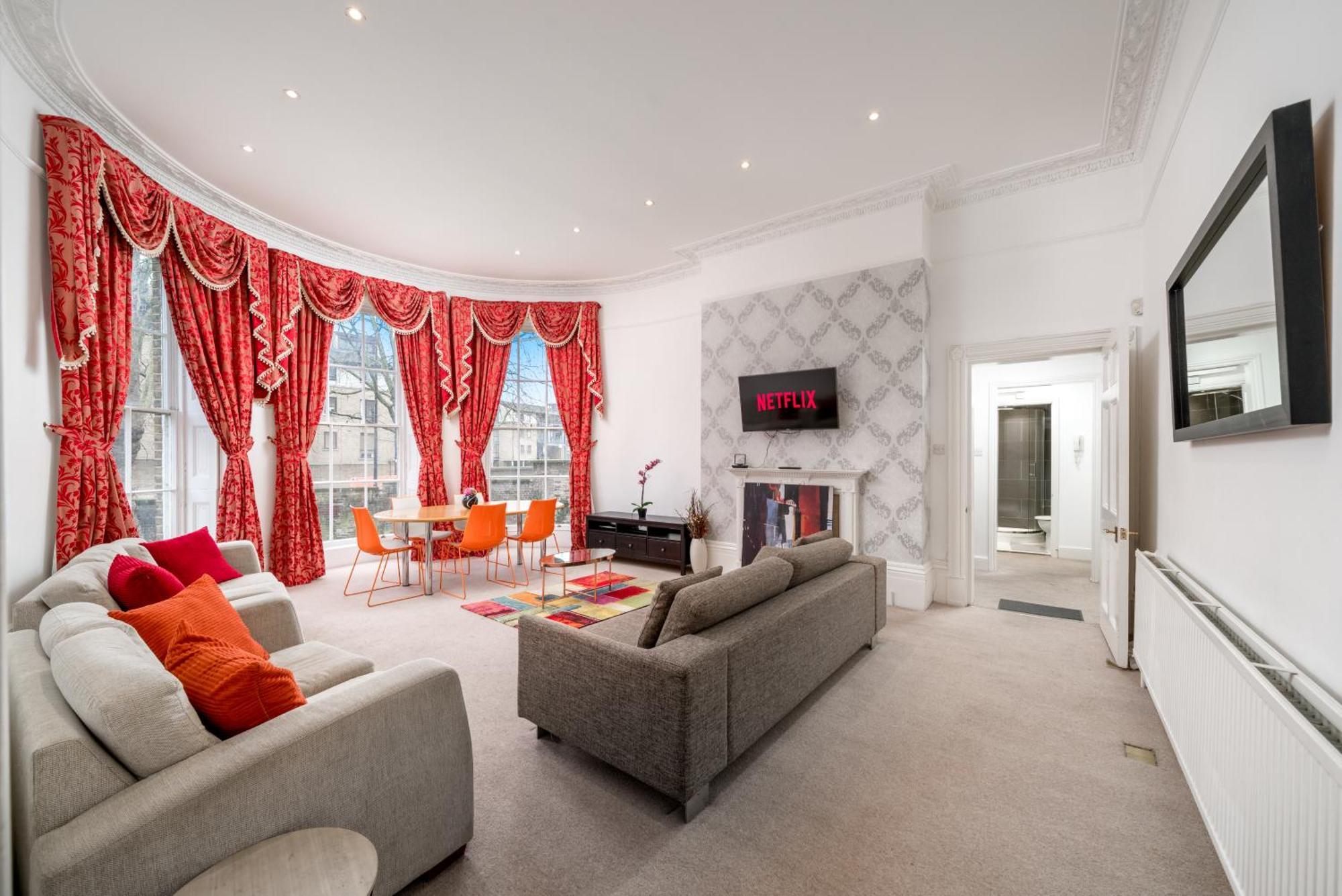 Apartment Space And Comfort, 5 Mins Walk To Tube Station, Shops Easy Access To Excel, O2 Arena And Airport, Free Parking