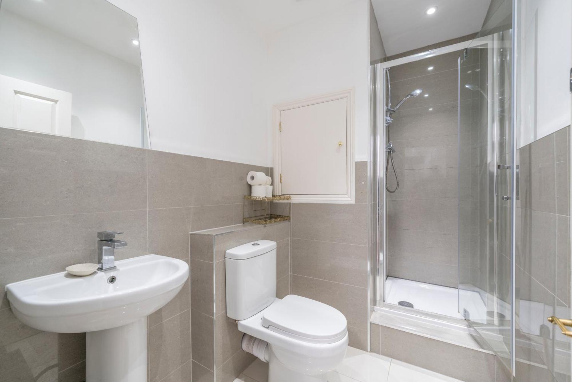 Space And Comfort, 5 Mins Walk To Tube Station, Shops Easy Access To Excel, O2 Arena And Airport, Free Parking Apartment London