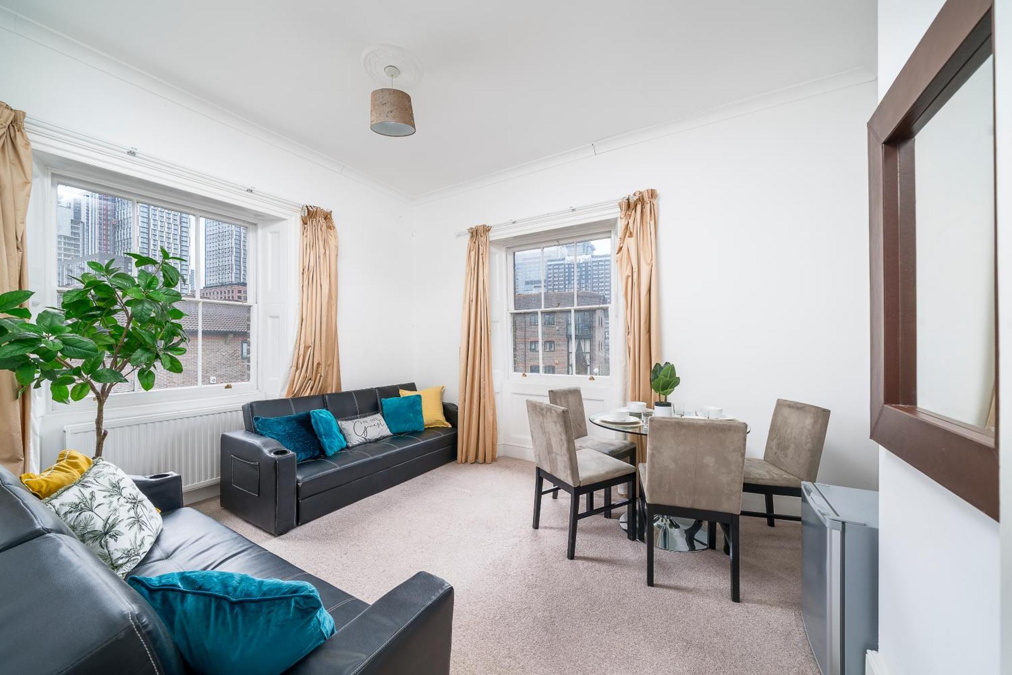 Apartment Space And Comfort, 5 Mins Walk To Tube Station, Shops Easy Access To Excel, O2 Arena And Airport, Free Parking *