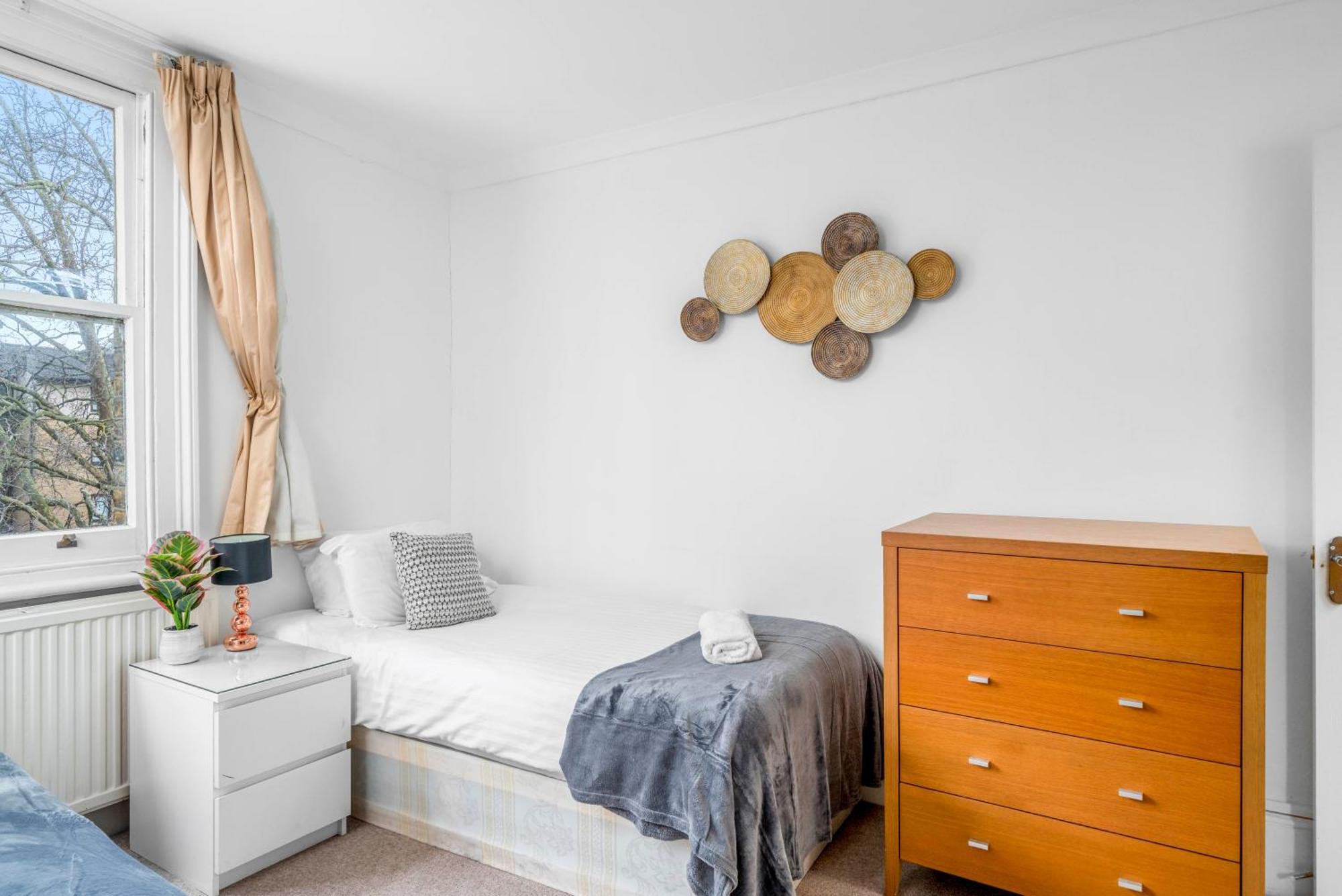 Space And Comfort, 5 Mins Walk To Tube Station, Shops Easy Access To Excel, O2 Arena And Airport, Free Parking Apartment *