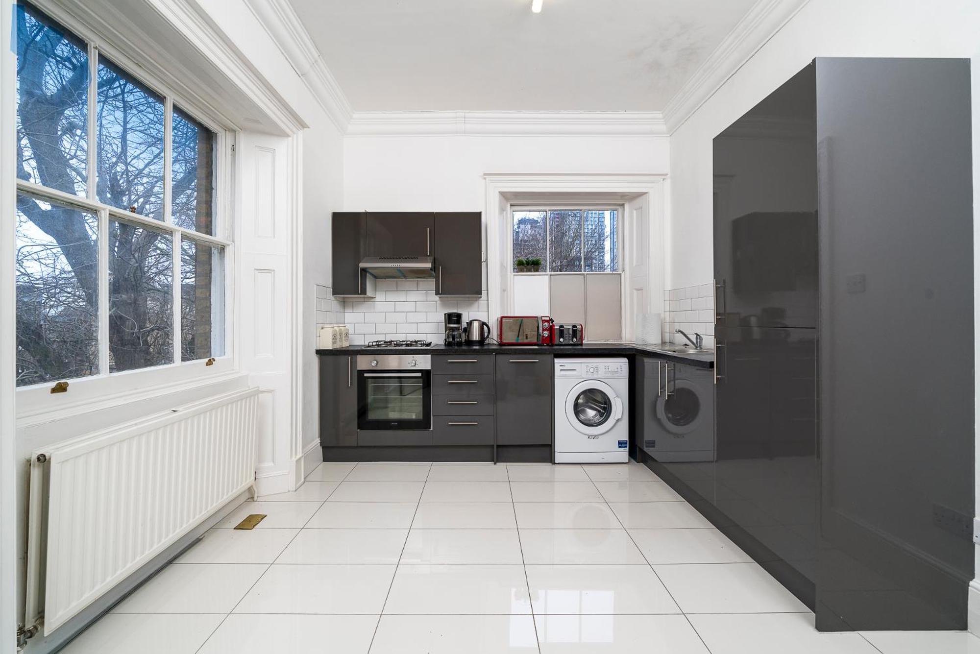 Apartment Space And Comfort, 5 Mins Walk To Tube Station, Shops Easy Access To Excel, O2 Arena And Airport, Free Parking London