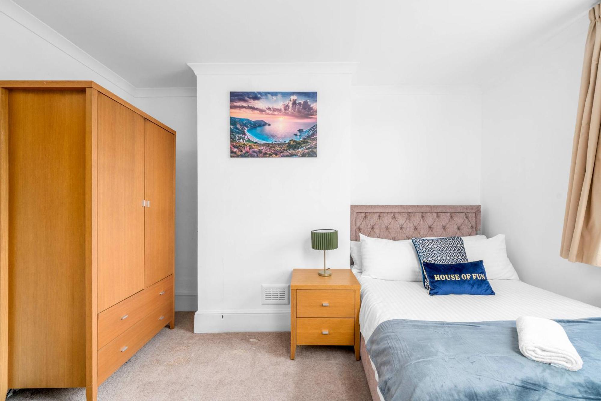 Space And Comfort, 5 Mins Walk To Tube Station, Shops Easy Access To Excel, O2 Arena And Airport, Free Parking *