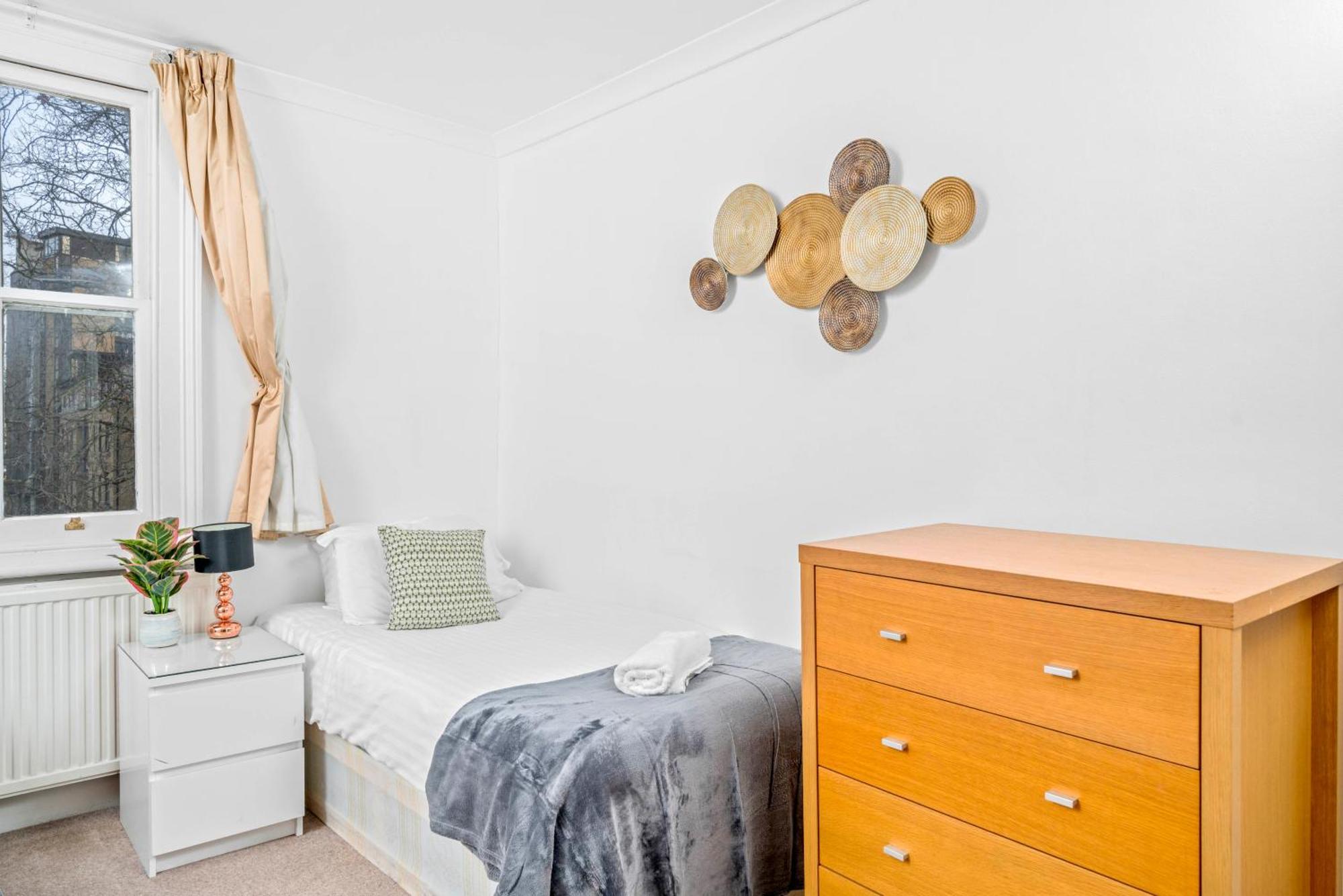 Space And Comfort, 5 Mins Walk To Tube Station, Shops Easy Access To Excel, O2 Arena And Airport, Free Parking Apartment
