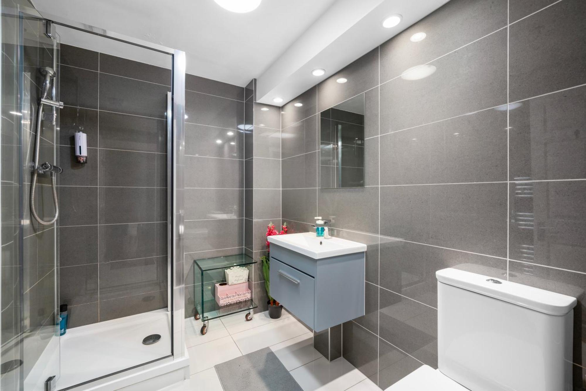 Apartment Space And Comfort, 5 Mins Walk To Tube Station, Shops Easy Access To Excel, O2 Arena And Airport, Free Parking