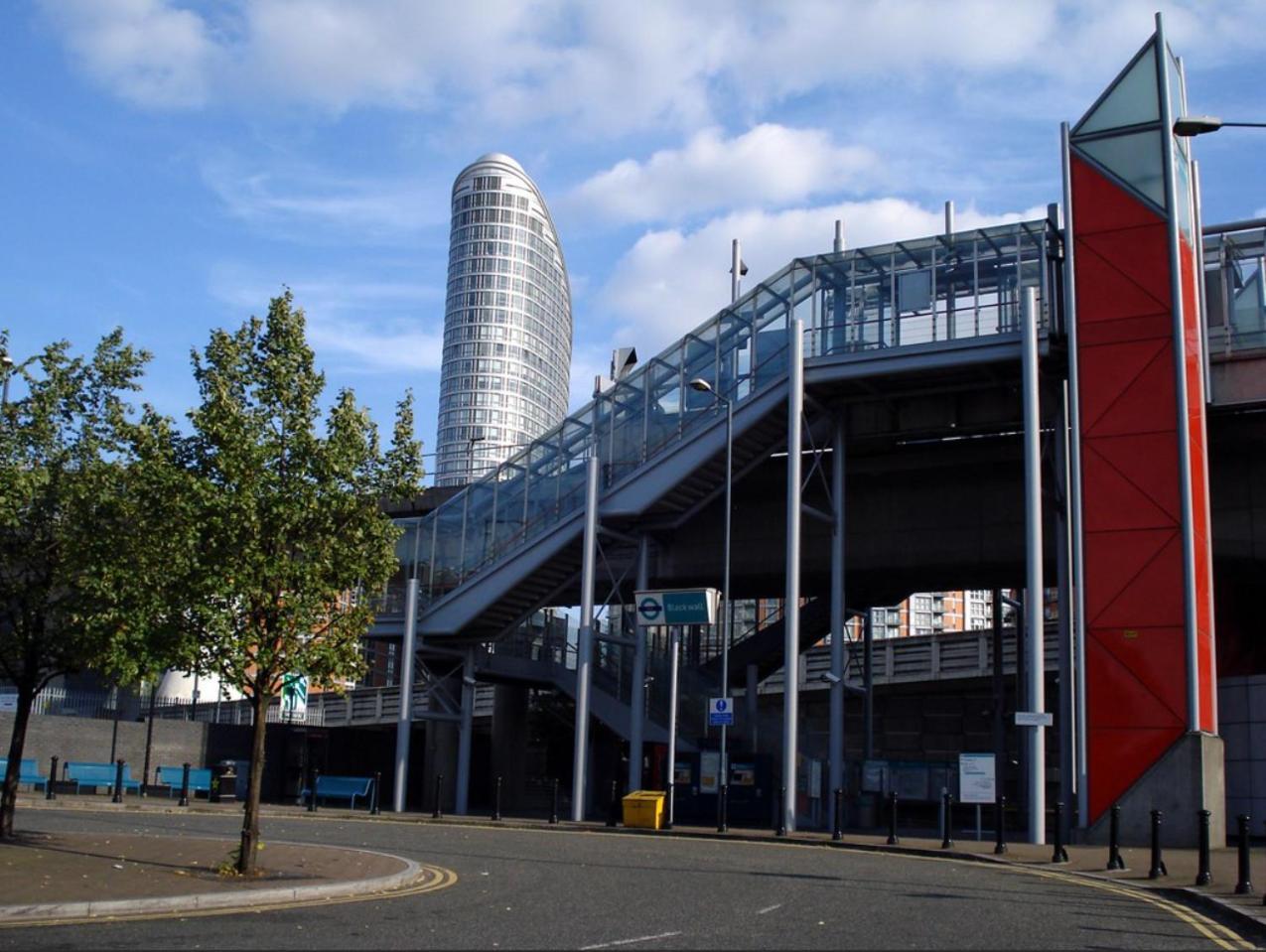 Space And Comfort, 5 Mins Walk To Tube Station, Shops Easy Access To Excel, O2 Arena And Airport, Free Parking * London