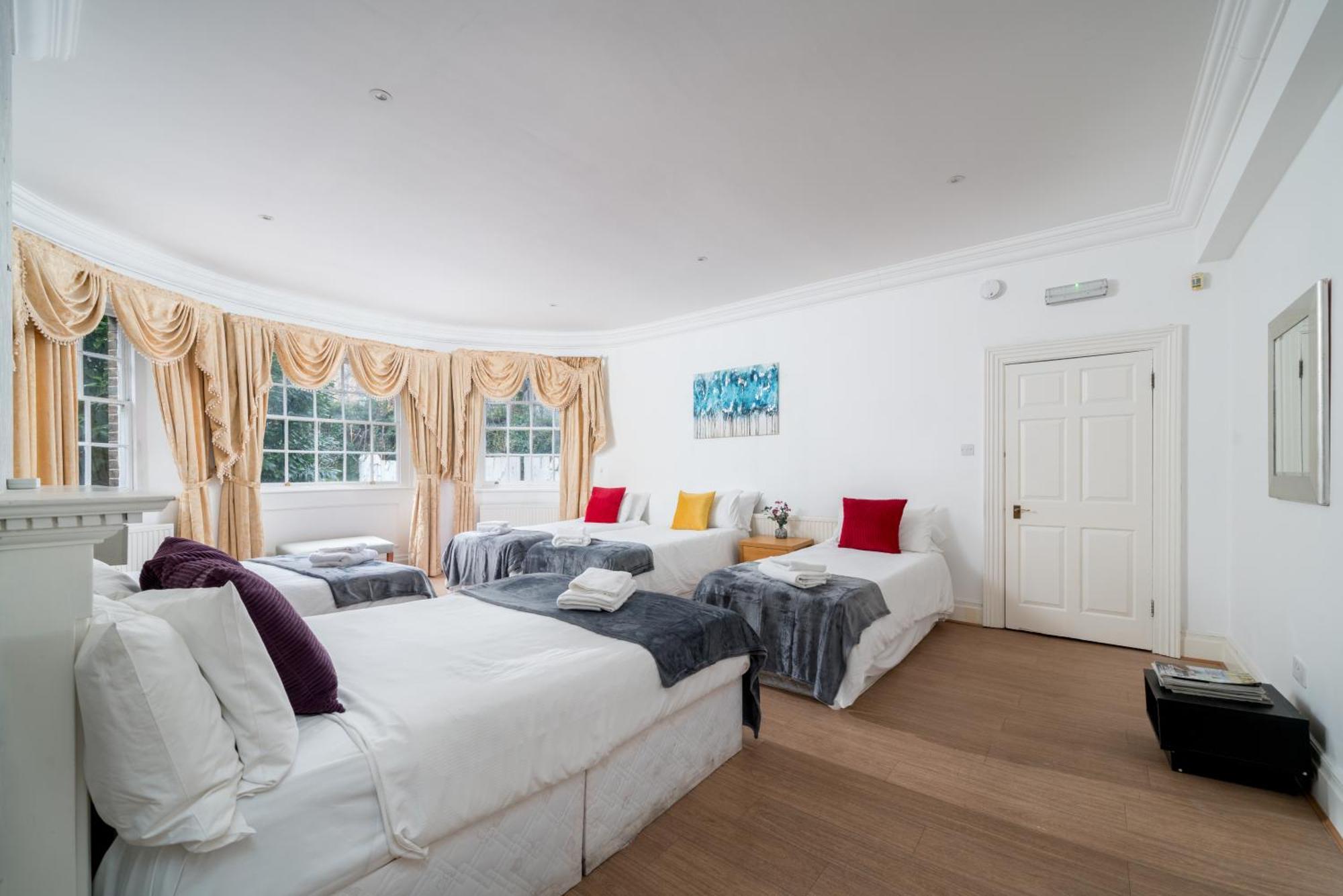 Space And Comfort, 5 Mins Walk To Tube Station, Shops Easy Access To Excel, O2 Arena And Airport, Free Parking *