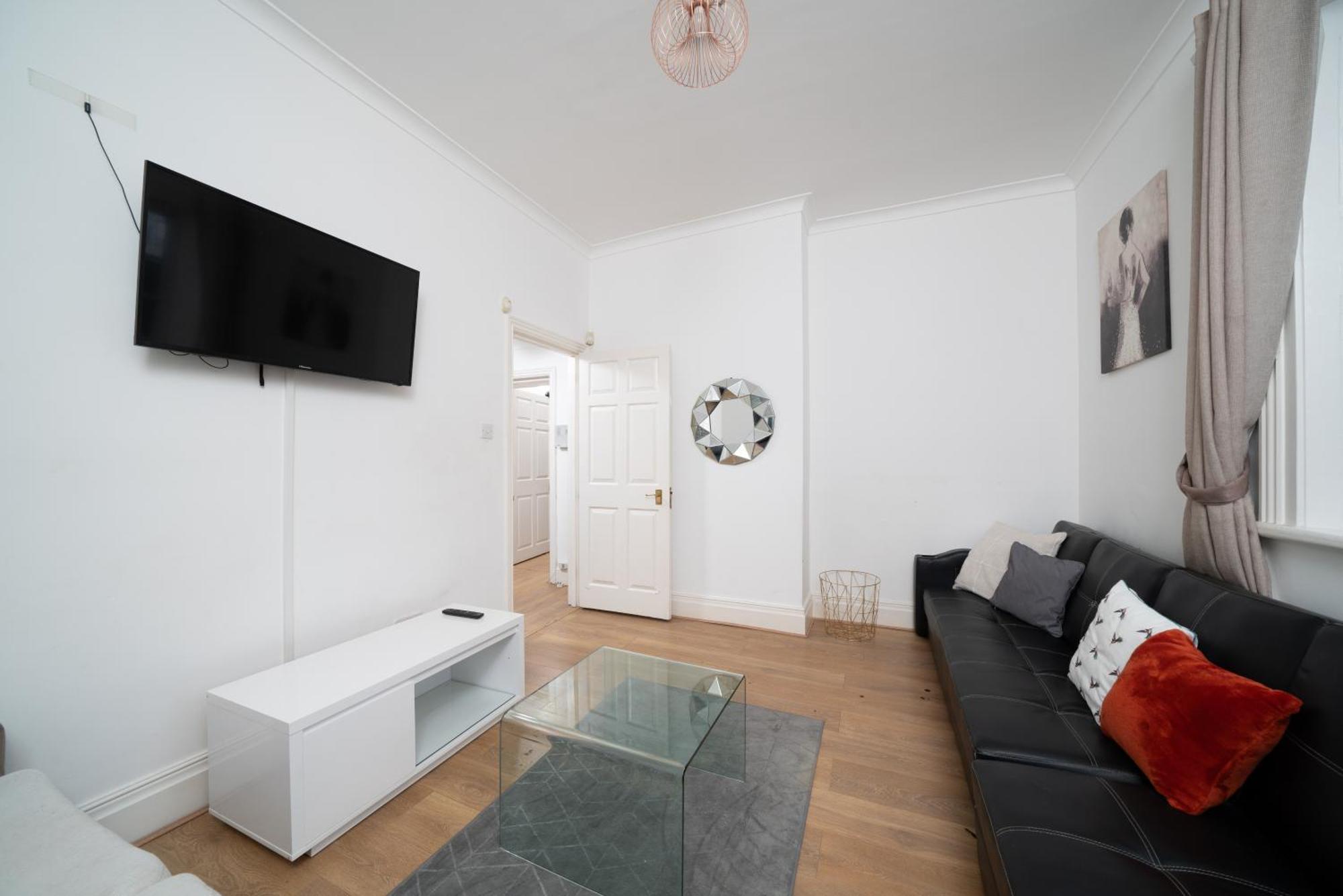 Space And Comfort, 5 Mins Walk To Tube Station, Shops Easy Access To Excel, O2 Arena And Airport, Free Parking *
