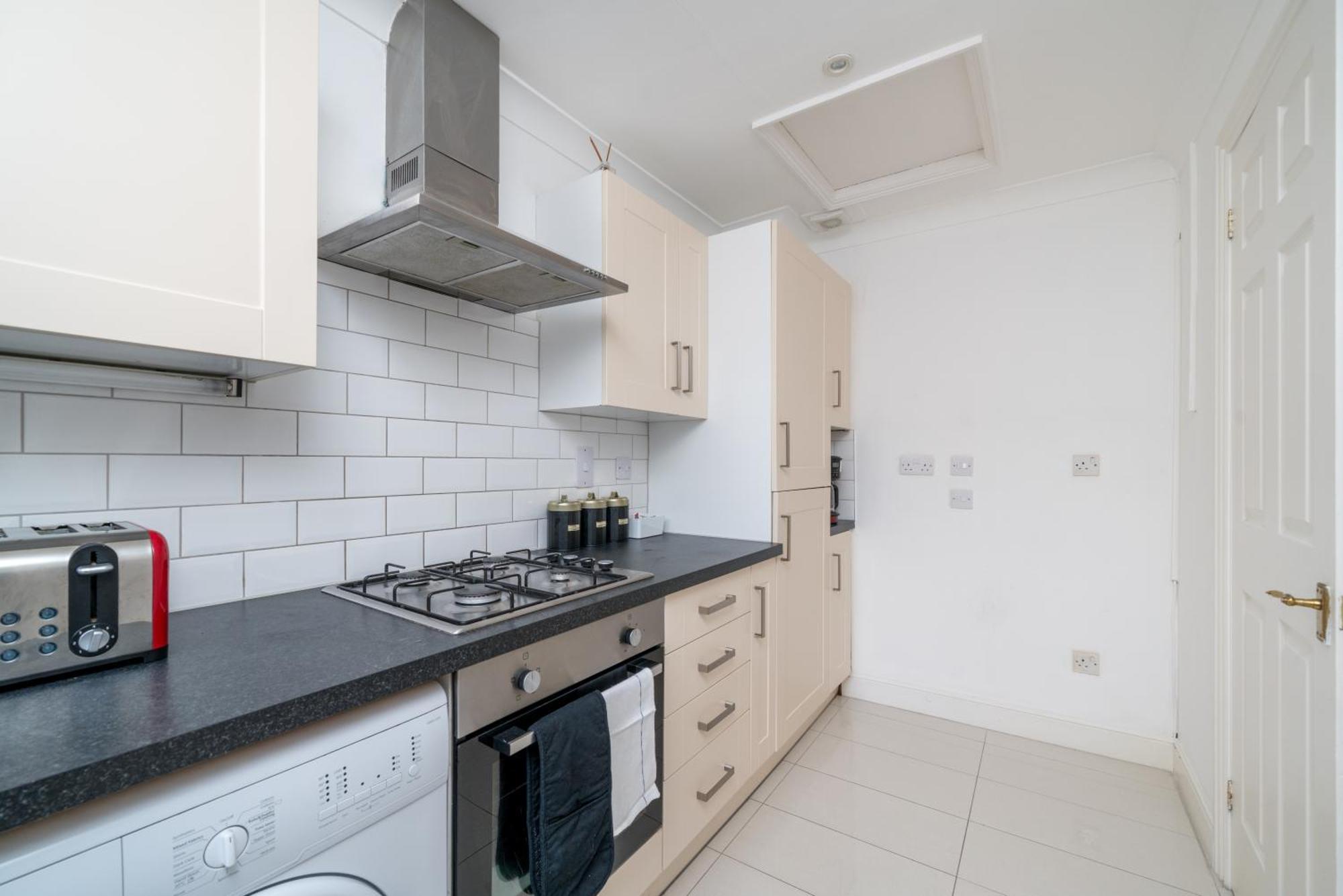 Space And Comfort, 5 Mins Walk To Tube Station, Shops Easy Access To Excel, O2 Arena And Airport, Free Parking *