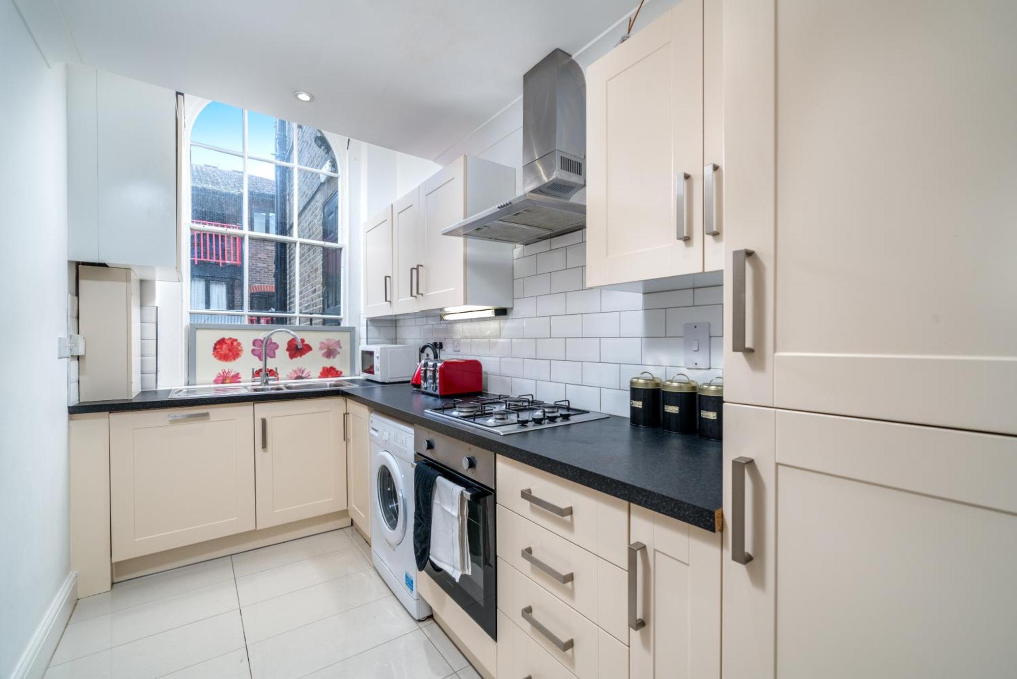 Space And Comfort, 5 Mins Walk To Tube Station, Shops Easy Access To Excel, O2 Arena And Airport, Free Parking *