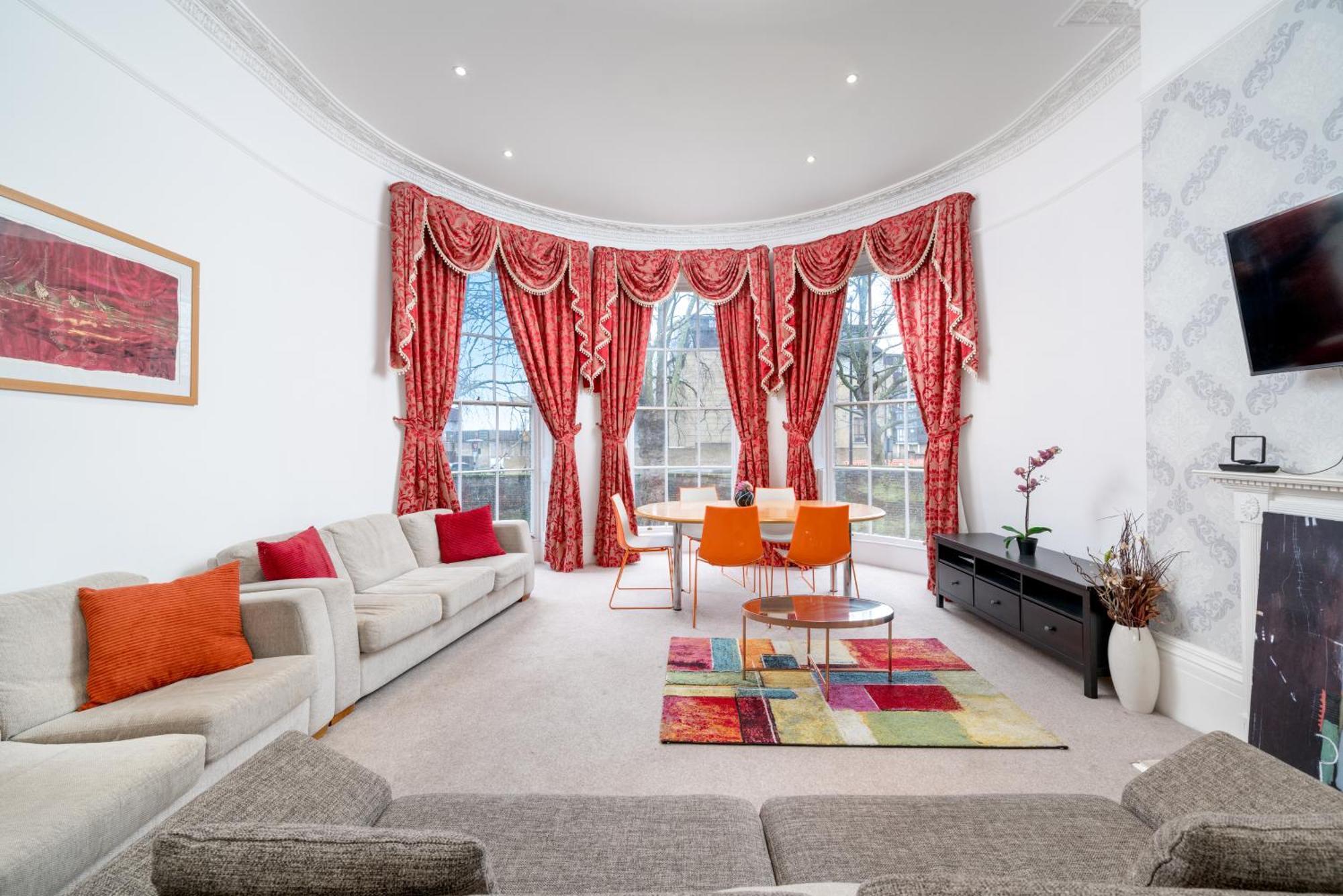 Space And Comfort, 5 Mins Walk To Tube Station, Shops Easy Access To Excel, O2 Arena And Airport, Free Parking *