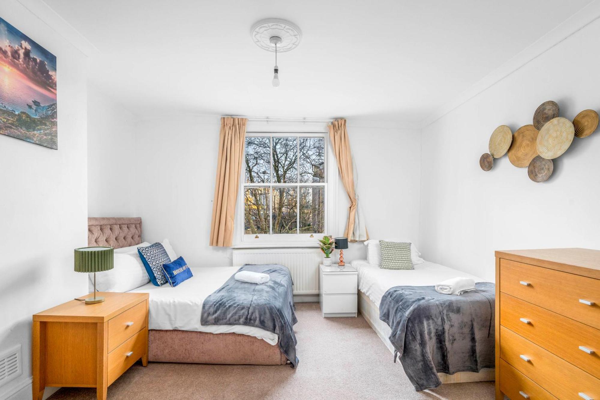 Apartamento Space And Comfort, 5 Mins Walk To Tube Station, Shops Easy Access To Excel, O2 Arena And Airport, Free Parking Londres